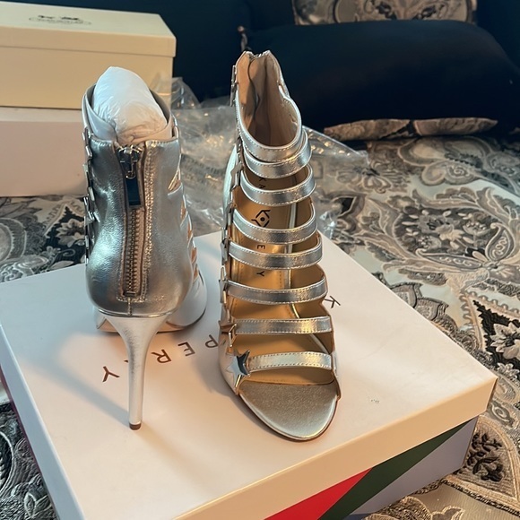 Katy‎ Perry Silver Heels - Picture 8 of 10